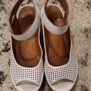 Clark's Artisan White Sandal 8.5